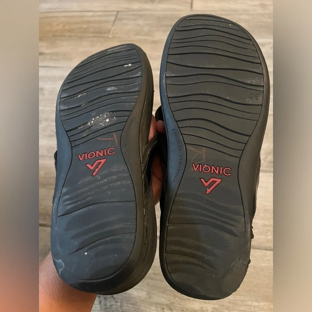 Vionic Tide II toe black thong sandals, size 10 1/2